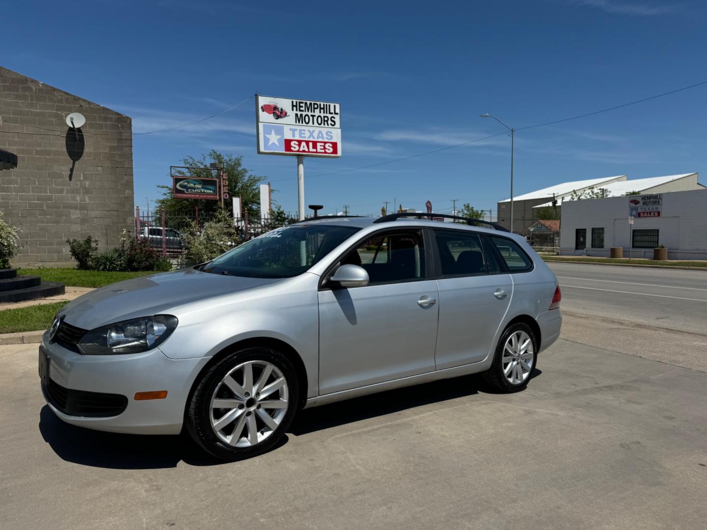 2014 Silver Volkswagen Jetta SportWagen 2.5L SE PZEV (3VWPP7AJ5EM) with an 2.5L L5 DOHC 20V engine, 6-Speed Automatic transmission, located at 3624 Hemphill St., Fort Worth, TX, 76110, (817) 926-8921, 32.696205, -97.331985 - Photo#0